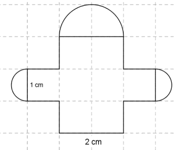 Flaten som figuren avgrenser kan beskrives på følgende vis: den består av et rektangel, to kvadrater og tre halvsirkler. Rektanglet har dimensjon 2 cm x 3 cm. Langsidene står vertikalt, og midt på hver av dem er det festet et kvadrat sidelengde 1 cm. Videre er det festet en halvsirkel til hver av disse kvadratene ("utover" mot venstre/høyre for det venstre/høyre kvadratet)
På den øverste horisontale siden i rektanglet (den ene kortsiden) er det festet en litt større halvsirkel.